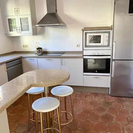 Beautiful Townhouse Close To